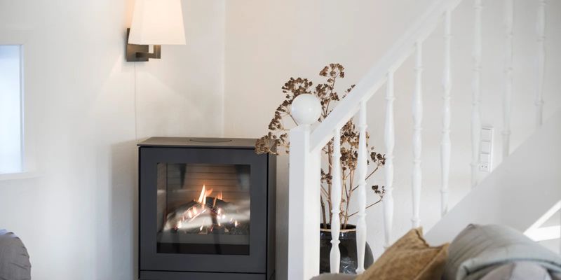 Poêle autoportant RAIS® QT2 avec un feu allumé