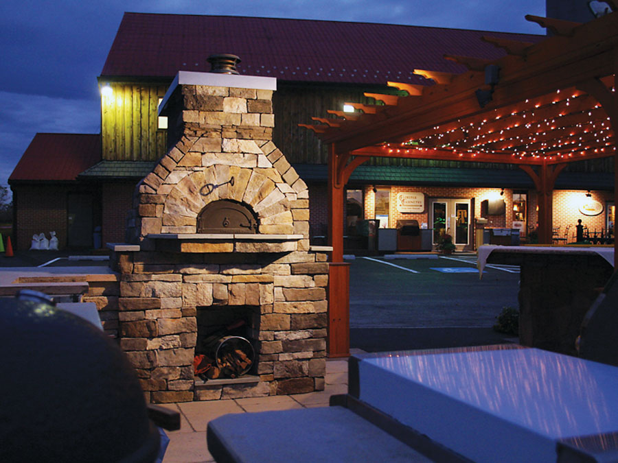 Four à pizza au bois de marque Chicago Brick Oven intégré à un cabinet