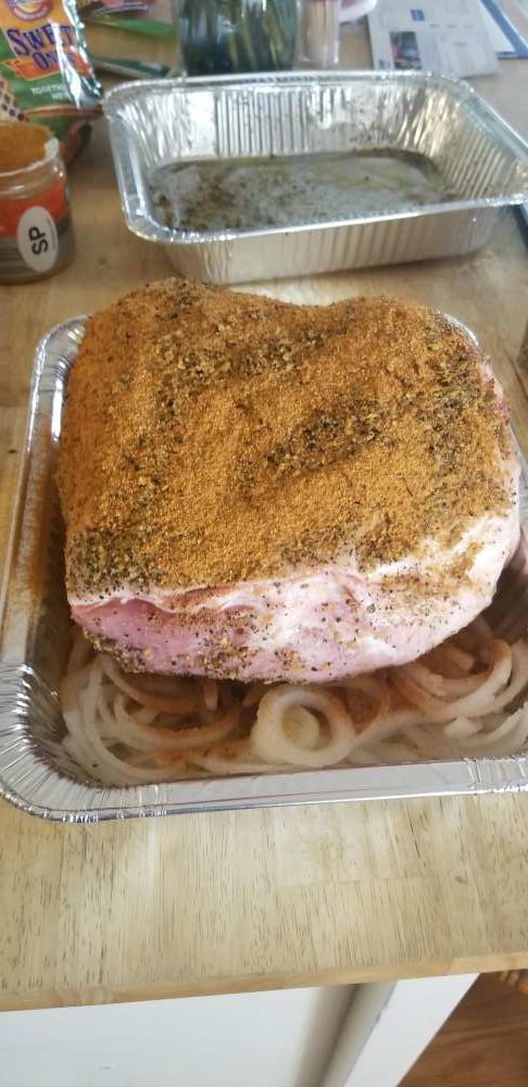 Le bout de porc assaisonné est ensuite déposé directement sur cette couche d'oignons