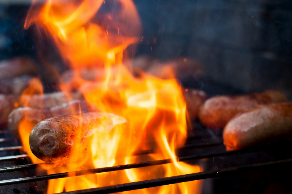 Comment réagir face à une flambée sur le barbecue ?