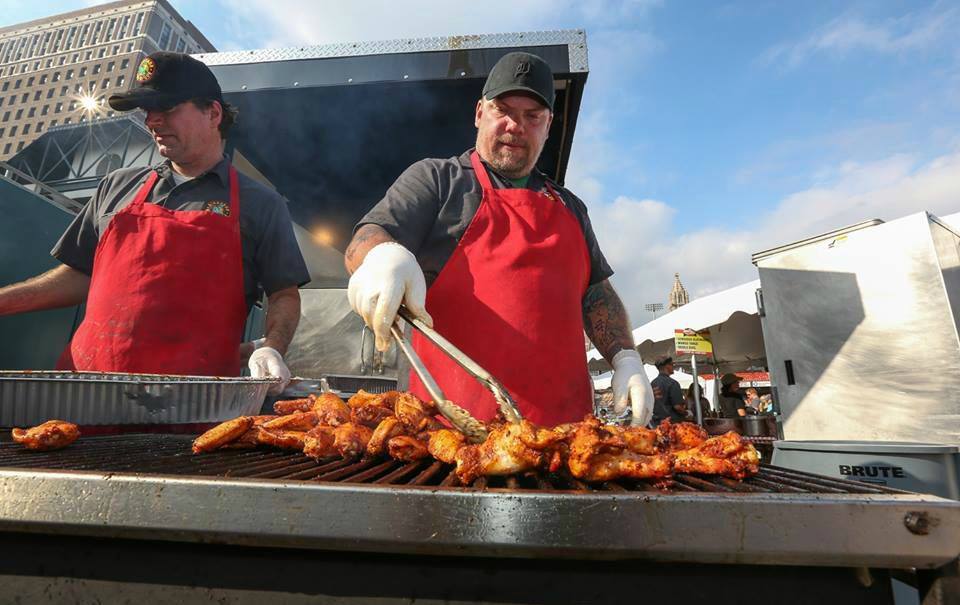 Un homme qui grille des ailes de poulet durant le National Buffalo Wing Festival, un évènement barbecue à ne pas manquer en septembre.