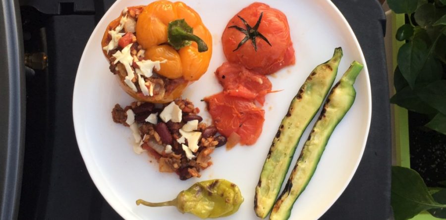 Recette de poivrons grillés au barbecue, farcis de chili végétarien