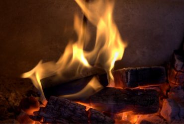 Comment un foyer au gaz est-il converti en un appareil au bois ?