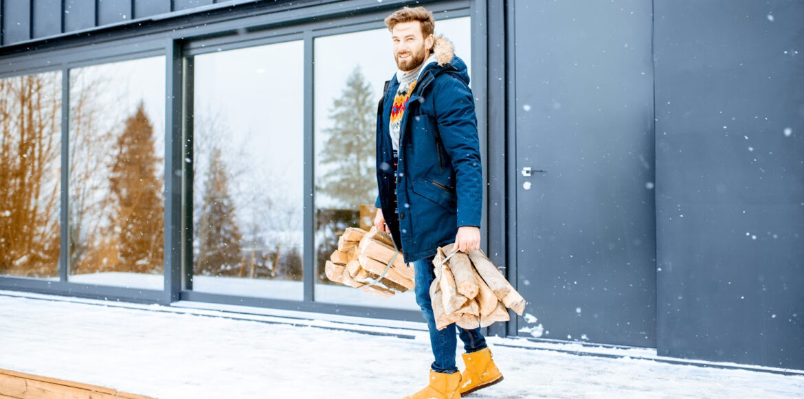 Liste de choses à faire avant d'allumer votre première attisée de la saison - Un Homme entre du bois pour l'hiver Your First Fire Of The Season