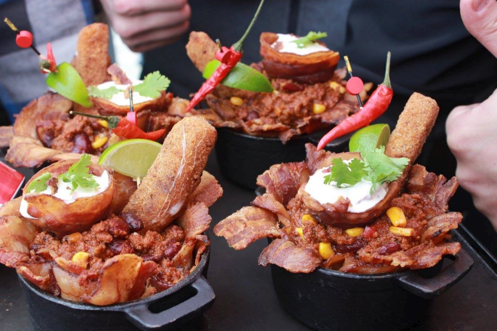 Quelques créations de chili préparées sur le barbecue durant le tailgate du Booster Club du Rouge et Or football.