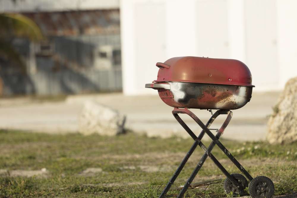 Si la structure extérieure est incrustée de rouille, il est fortement recommandé de remplacer votre gril.
