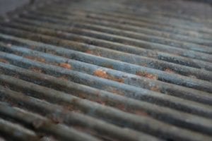 Une grille rouillée constitue l'un des signes qu'il est peut-être temps de penser  à un nouveau barbecue.