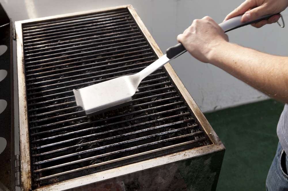 Pour une meilleure longévité, il faut préférer les brosses à poils en acier inoxydable plutôt qu'en laiton.