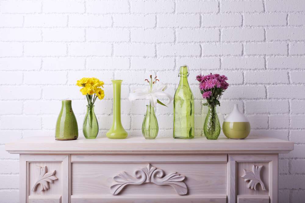 Déposer des fleurs fraiches sur la tablette de son foyer est l'une des nombreuses façons de décorer son appareil durant l'été.