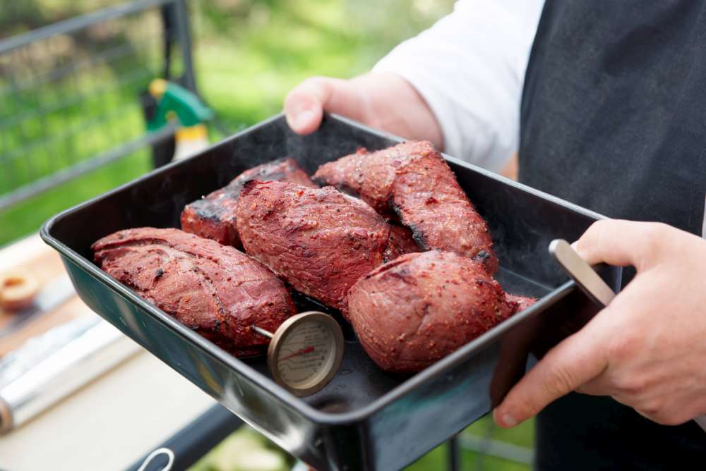 Éviter d'utiliser un plat qui a servi pour de la viande crue après la cuisson et bien griller les viandes sont deux importantes précautions à prendre pour limiter les risques d'intoxication alimentaire.