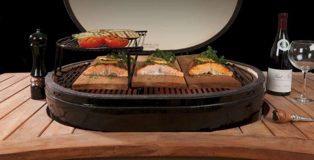 Saumon grillant sur un barbecue en céramique de marque Primo