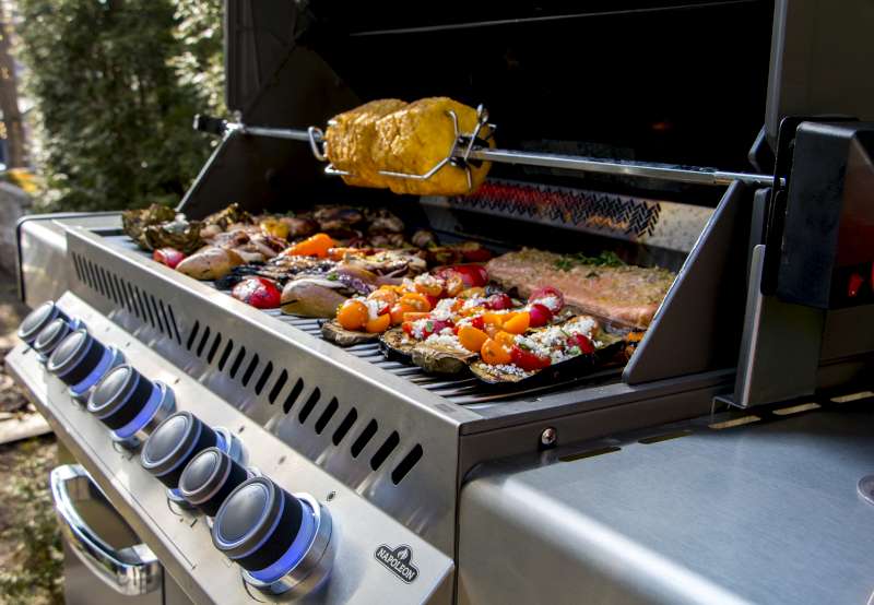 Comment cuisiner sur le barbecue avec un ensemble de rôtisserie