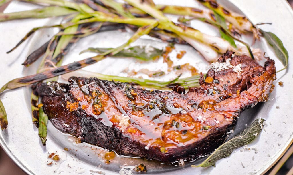 « STEAKS » DE BRISKET AVEC BEURRE À L’ÉCHALOTE ET À LA SAUGE