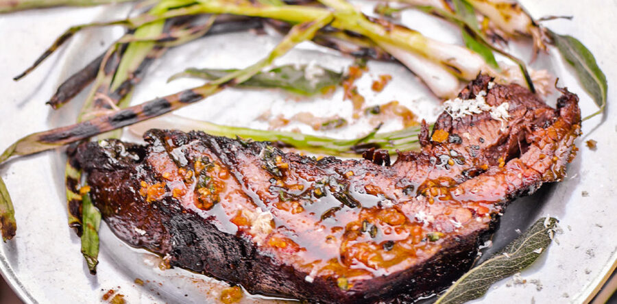 Recette : steaks au beurre d’échalote et sauge de S. Raichlen