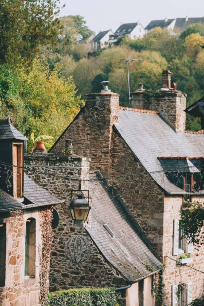 Photo de Maria Orlova de Pexels - Maisons en rangée de roches anciennes avec cheminées, comment nettoyer ma cheminée?