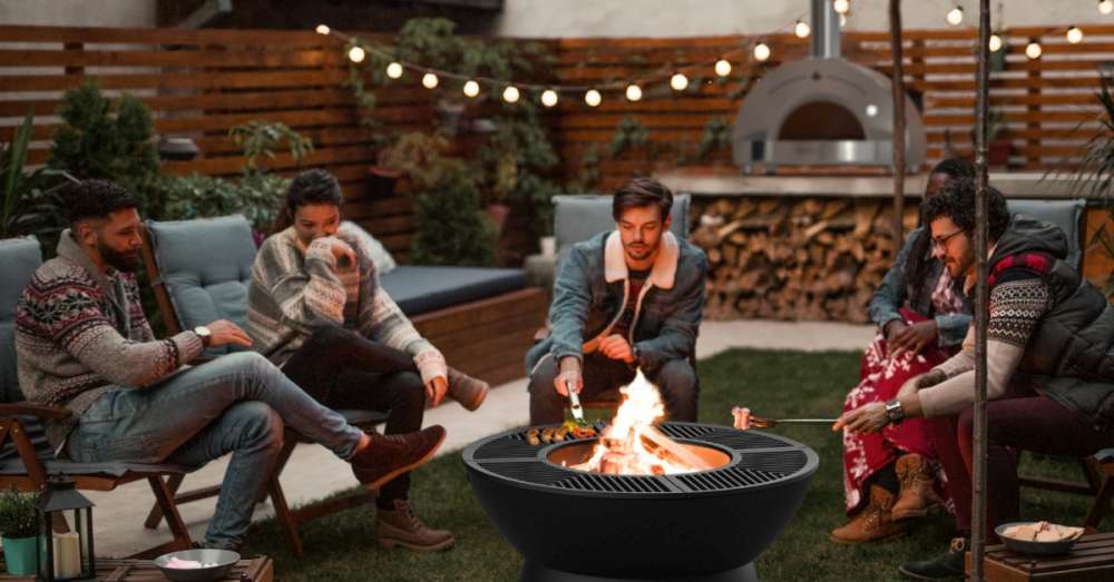 Groupe de personnes avec distanciation sociale autour d'un gril BBQ. Comment tenir le meilleur BBQ de distanciation sociale de l’été!
