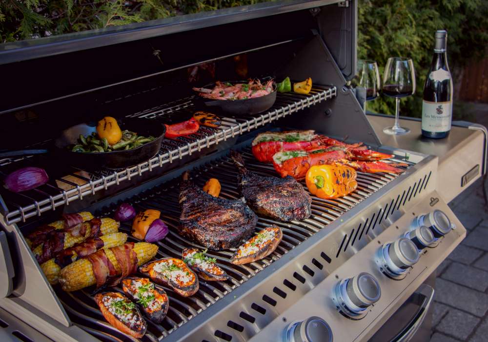  Viande légumes sur gril pour BBQ avec distanciation sociale. Comment tenir le meilleur BBQ de distanciation sociale de l’été!