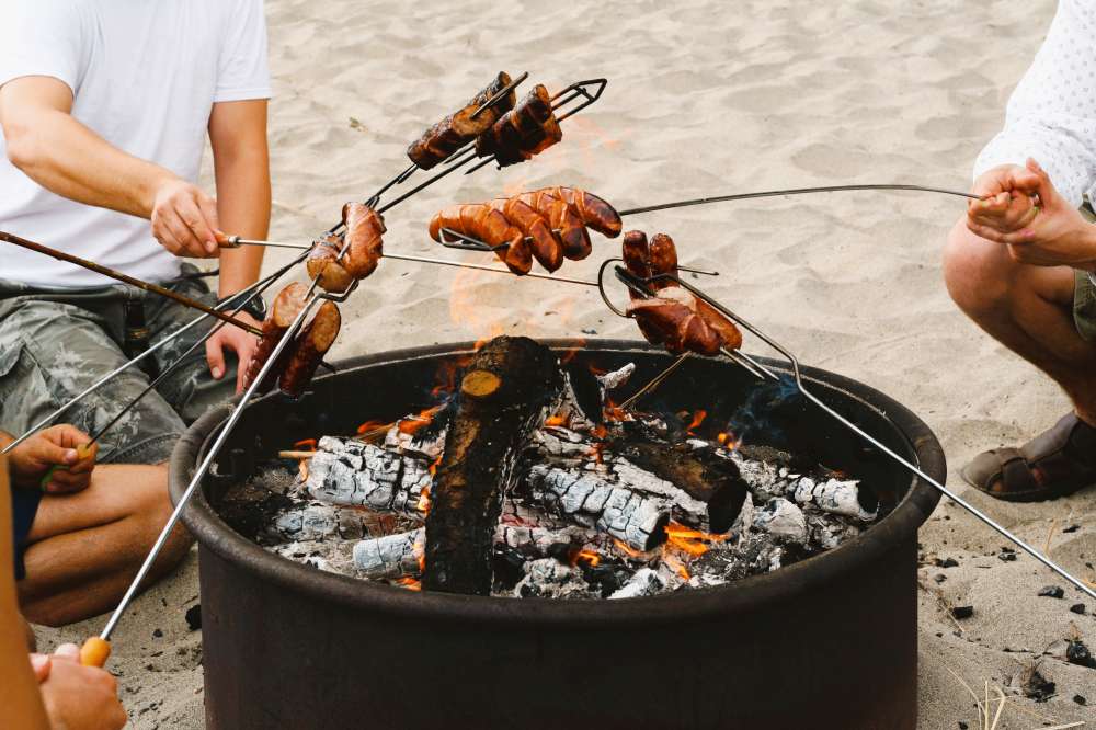 Se rassembler autour d'un feu pour cuisiner et en profiter! Comment cuisiner sur votre foyer extérieur? Cuisiner sur votre "pit à feu" à la maison ou en camping!