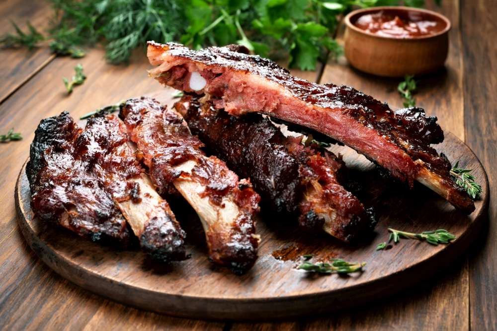 Côtes levées de porc juteuses, cuites lentement (low n slow) sur le BBQ. Comment cuire des côtes levées de porc sur le BBQ?