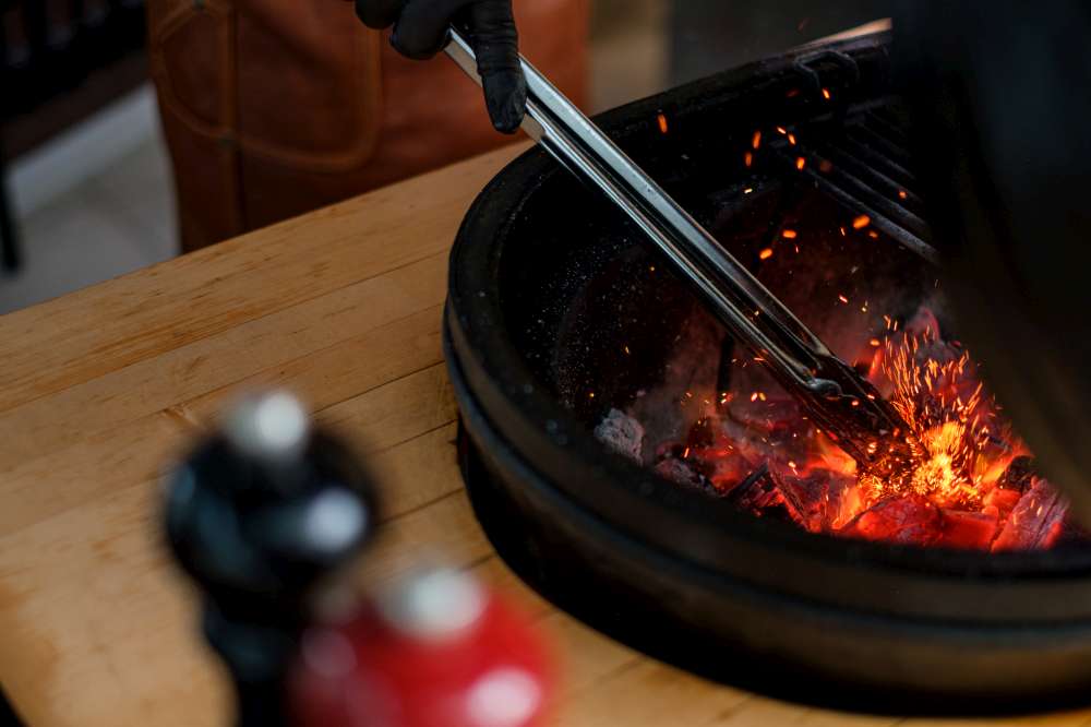 BBQ de style Kamado. Cuisiner sur du charbon de bois lentement et à basse température (low n slow). Comment cuire des côtes levées de porc sur le BBQ?