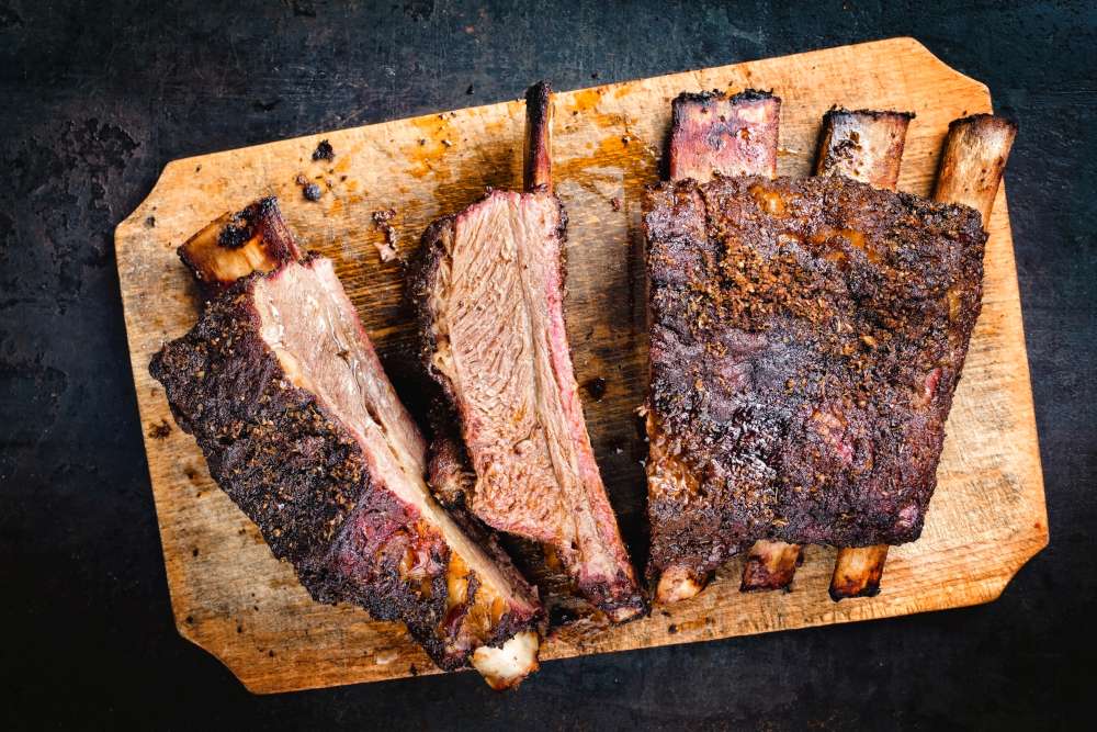 Côtes levées frottées formant une croute d'épices. Comment cuire des côtes levées sur le BBQ?