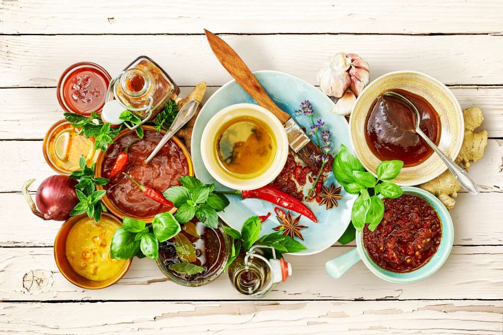 Épices à frotter et sauces pour côtes levées sur le BBQ. Cuisiner sur du charbon de bois lentement et à basse température (low n slow). Comment cuire des côtes levées de porc sur le BBQ?