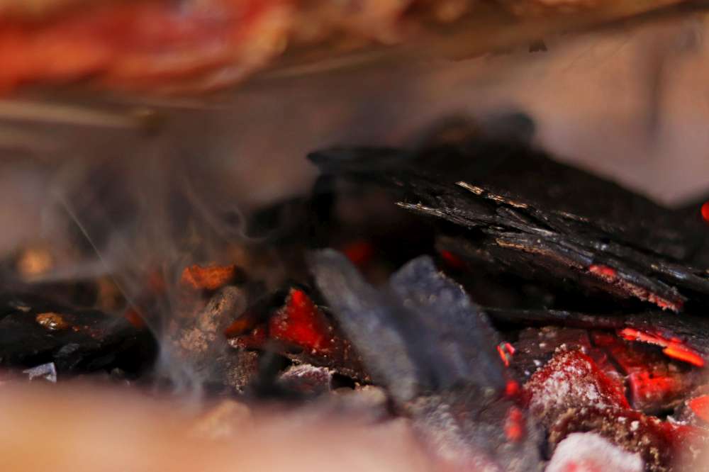 Les copeaux de bois sur le charbon donne une touche particulière à vos mets. Comment cuire des côtes levées de porc sur le BBQ lentement et à basse température?