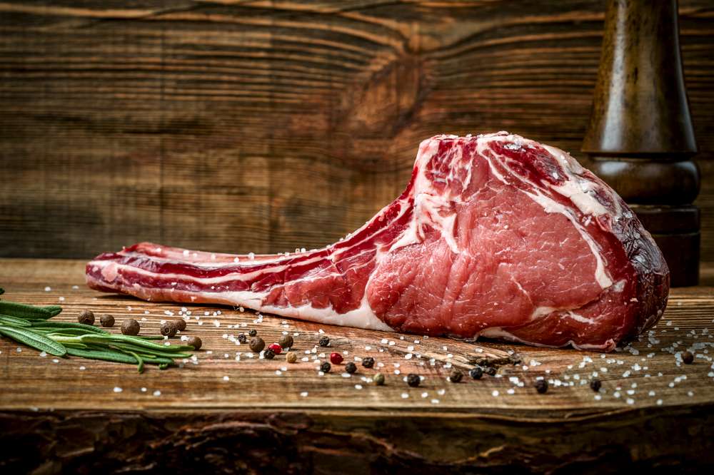 Steak Tomahawk prêt à être cuit à la perfection! Comment cuire le parfait steak Tomahawk?