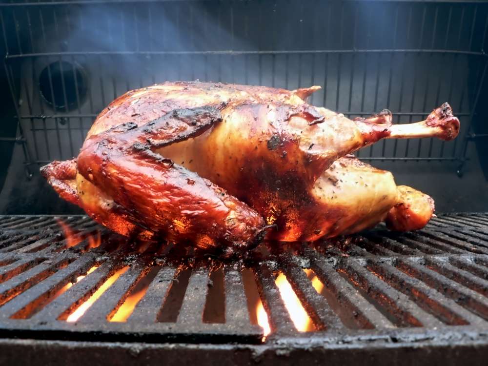 Dinde gouteuse cuite lentement à basse température.  Comment cuire une dinde au fumoir ou au BBQ?