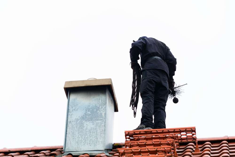 Faire ramoner la cheminée. Comment se préparer pour l'hiver, liste pour préparer sa maison pour l'hiver.