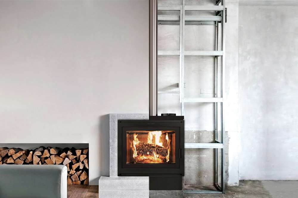 Foyer au bois Élégance 36 d'Ambiance avec manteaux de foyer non-combustible Live edge timber par Ambiance. Comment installer moi-même mon foyer?