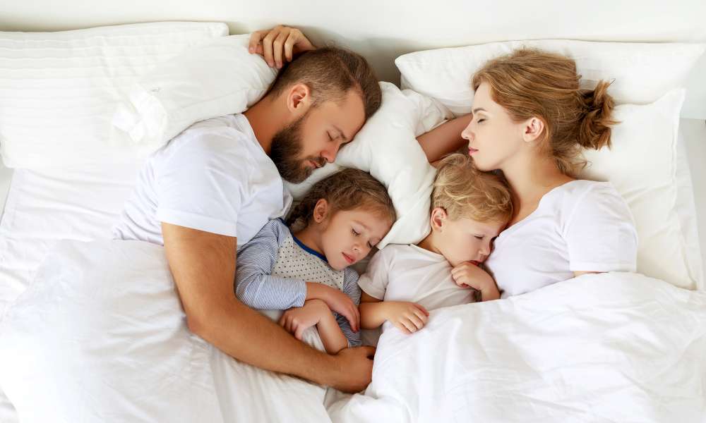 Famille dormant en sécurité pendant que le foyer est allumé. Les foyers sont-ils sûrs?