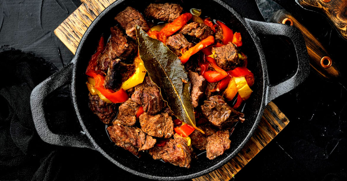 Cuisiner un mijoté de boeuf sur un poêle à bois avec une casserole de fonte