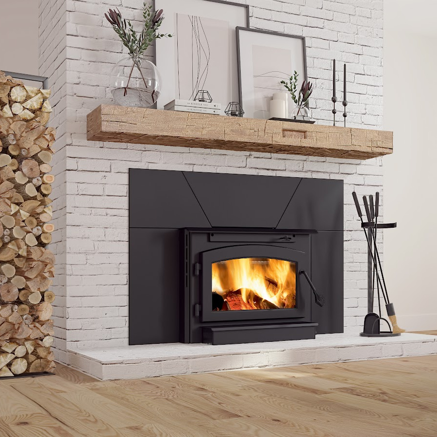 Tablette de foyer Ambiance Non combustible Golden Hewn mortised beam au-dessus d'un foyer encastrable au bois Ambiance Outlander 19i dans cheminée de briques blanches. Produits tendance