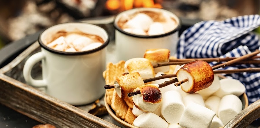 Comment développer une attitude Hygge en 5 étapes, griller des guimauves tout en buvant un chocolat chaud