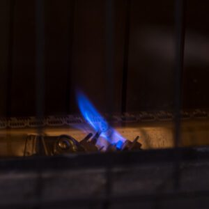 Une veilleuse dans un foyer au gas