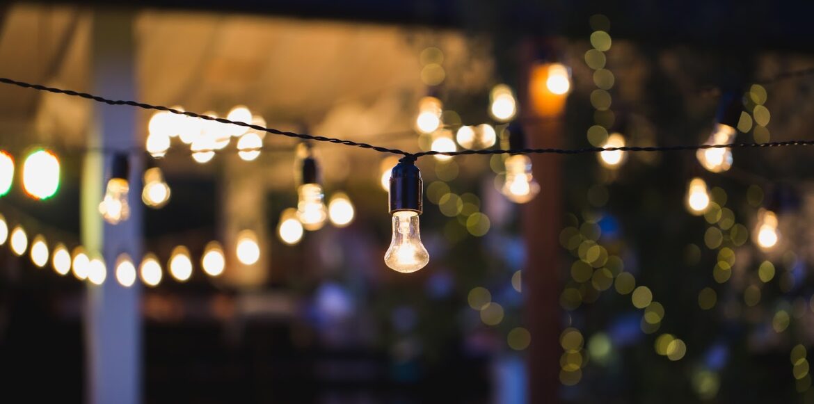 6 ASTUCES POUR CRÉER UN ESPACE JARDIN HYGGE guirlande de lumiere