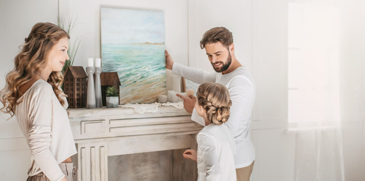 Décorer son manteau de cheminée — guide complet 2022 - Une famille decore son manteau de cheminee
