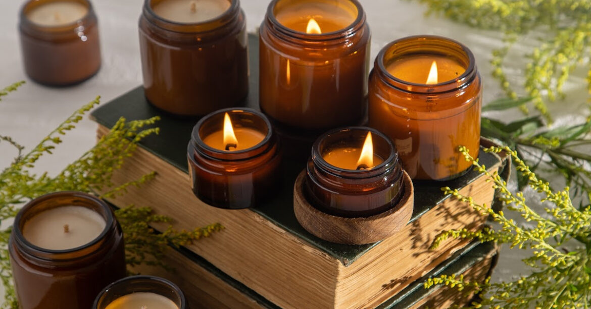 Comment recréer un décor style hygge dans votre salon - Accessoiriser de façon intentionnelle avec de vieux livres et des chandelles