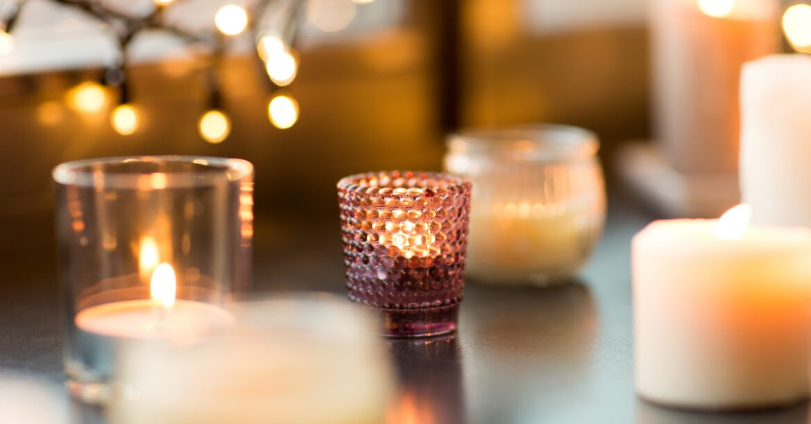 Comment recréer un décor style hygge dans votre salon - éclairage doux aux chandelles 