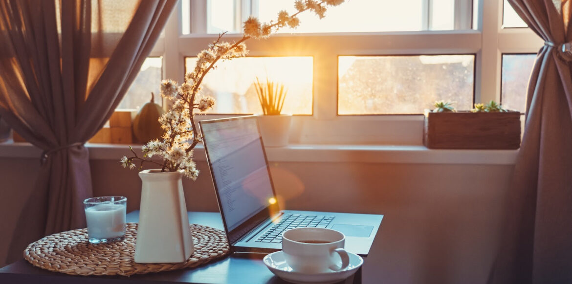 Créez un havre de paix avec un espace bureau style hygge - un bon éclairage