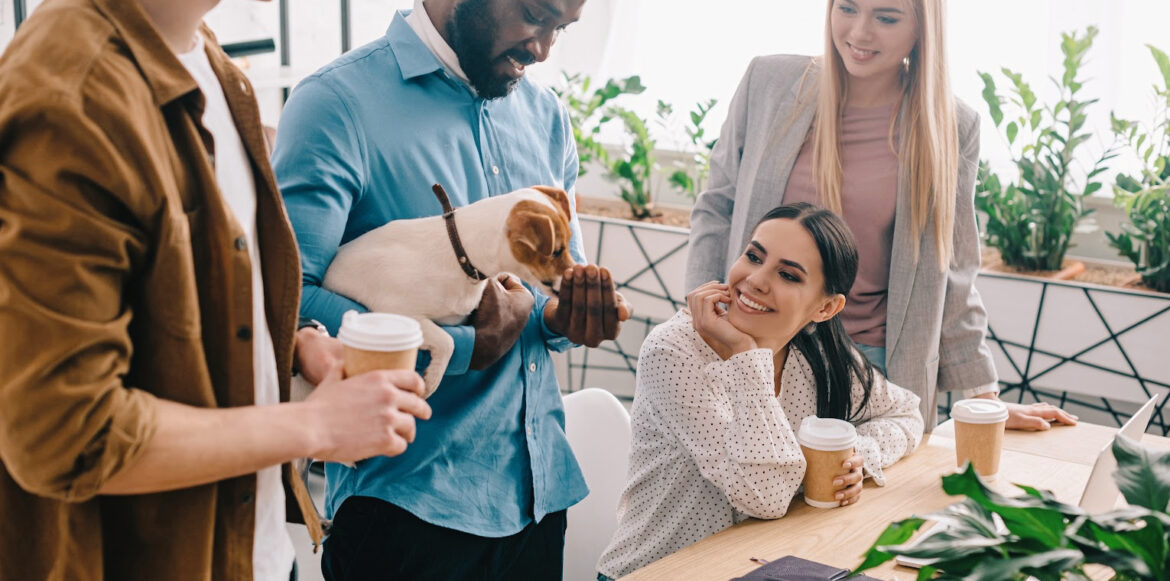 Créez un havre de paix avec un espace bureau style hygge - un homme apporte son chien au travail