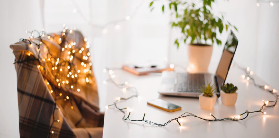 Créez un havre de paix avec un espace bureau style hygge - espace de bureau avec une guirlande de lumière