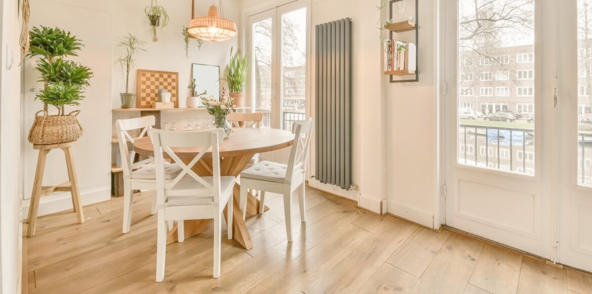 Soyez l’hôte parfait grâce à l’ambiance de la salle à manger - une salle à manger avec de l'ambiance, des plantes, des luminaires