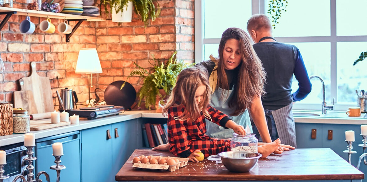 Ambiance de cuisine pour un havre de paix parfait - une famille cuisine ensemble dans leur cuisine