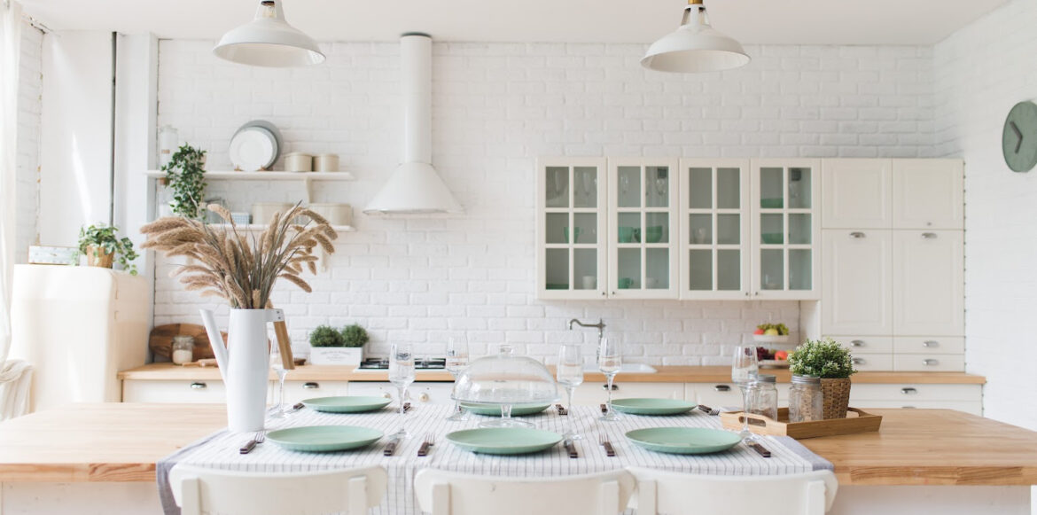 Ambiance de cuisine pour un havre de paix parfait - une table mise avec des fleurs, une nappe