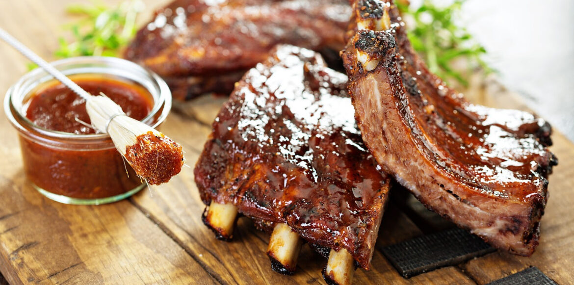 La sauce BBQ : Ce que vous devez savoir avant de la badigeonner - cote levés avec sauce barbecue