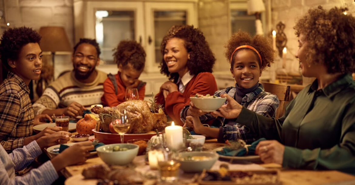 S'Imprégner du Hygge : Un Dîner Automnal Cosy au Coin du Feu - une famille est reunie pour prendre un bon repas