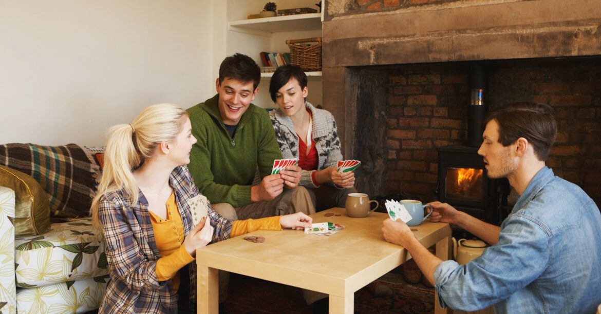 20 Activités Chaleureuses Près du foyer pour le Plaisir et la Détente en Hiver - des amis jouent à des Jeux de Société