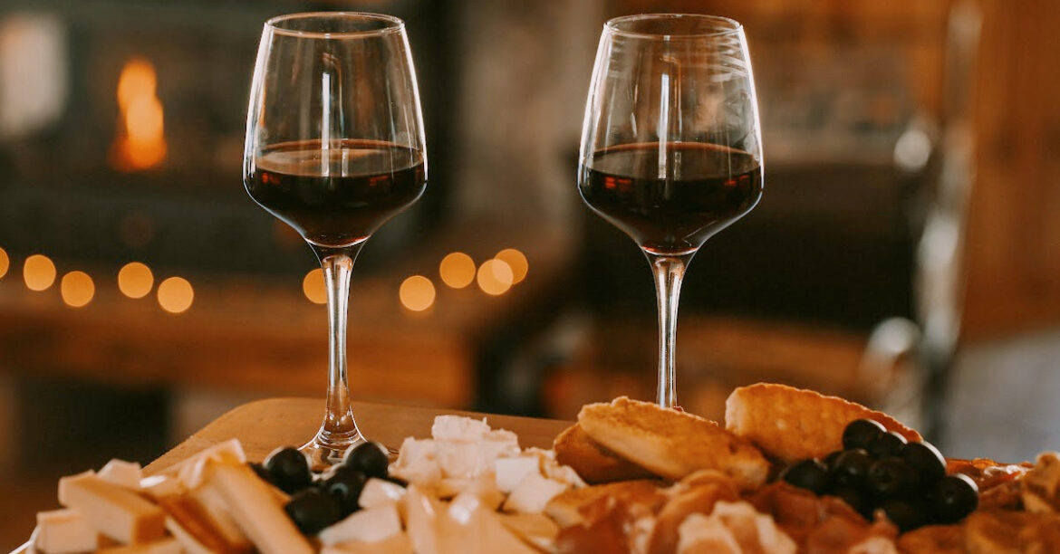 La Romance de l'Hiver : Idées de Soirées en Amoureux au Coin du Foyer- un plateau de fromage avec du vin